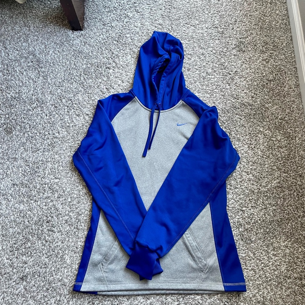 Women’s Nike Therma- Fit pullover hoodie